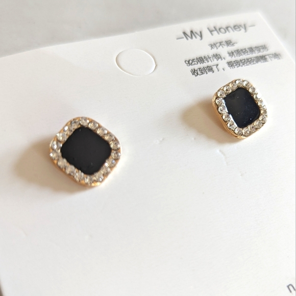Earrings - Studs - Picture 1 of 2